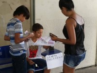 Empreendedorismo jovem dupla de amigos vendem canetas na UFMT Foto de Anselmo Carvalho Pinto