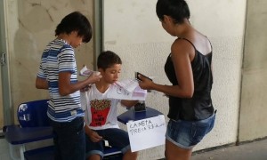 Empreendedorismo jovem dupla de amigos vendem canetas na UFMT Foto de Anselmo Carvalho Pinto